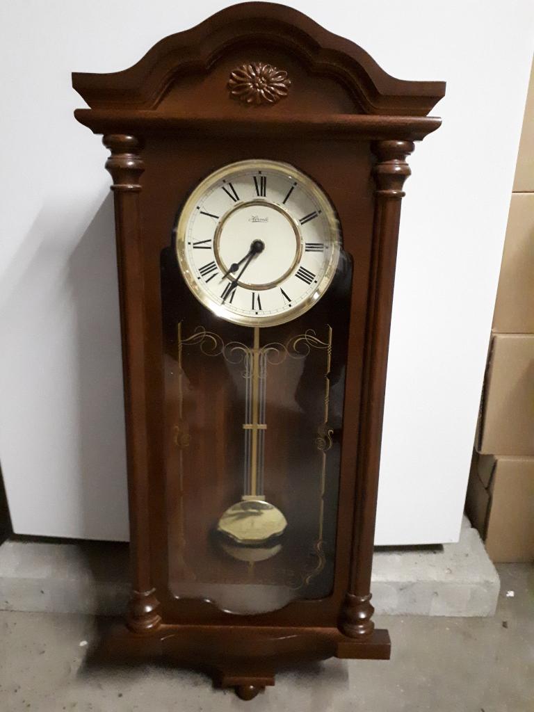 Antiek Hermle wandklok met slinger, gemaakt van notenhout, Antiek en Kunst, Ophalen