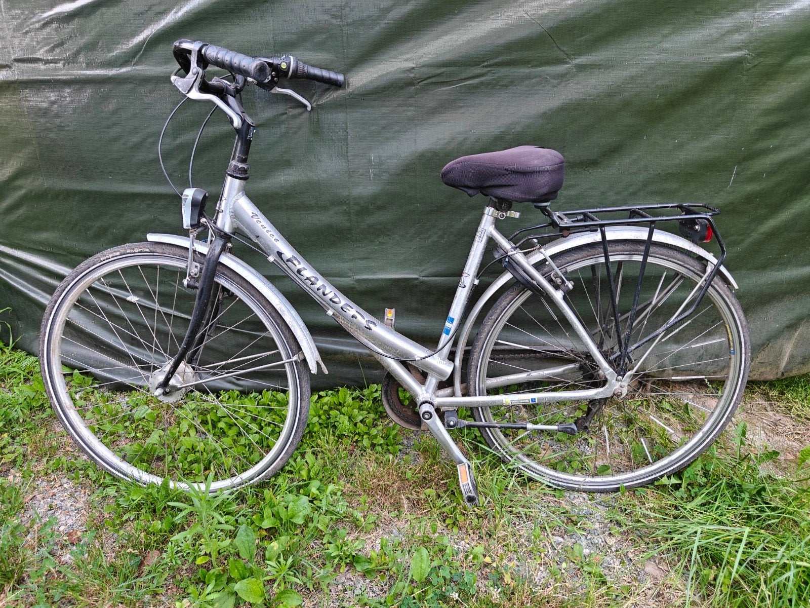 Damesfiets met werk aan, Ophalen