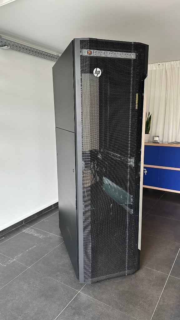 HP 642 G3 42U Server Rack – BW903A  incl PDU's en accesoires, Computers en Software, Ophalen, Gebruikt, Geperforeerd, Geperforeerd