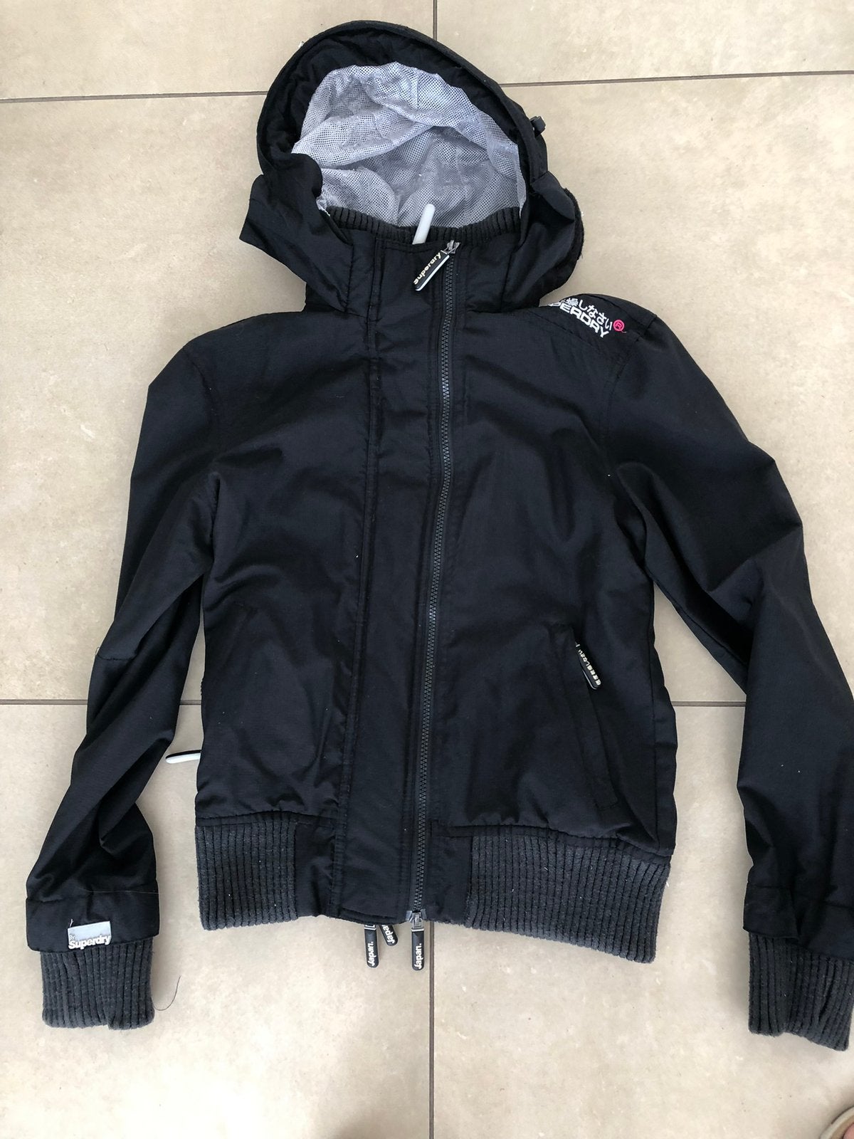 Windstopper Superdry Medium, Kleding | Dames, Jassen | Zomer, Ophalen of Verzenden, Gedragen, Maat 38/40 (M), Zwart