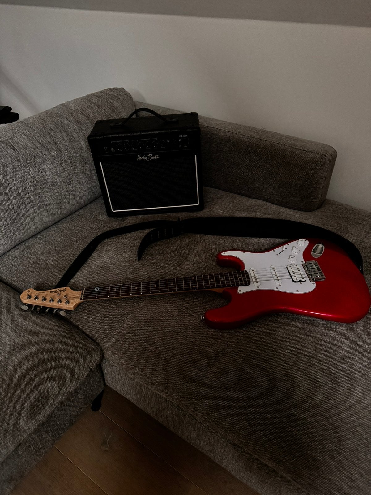 Elektrische gitaar met versterker, Muziek en Instrumenten, Ophalen, Zo goed als nieuw, Met versterker