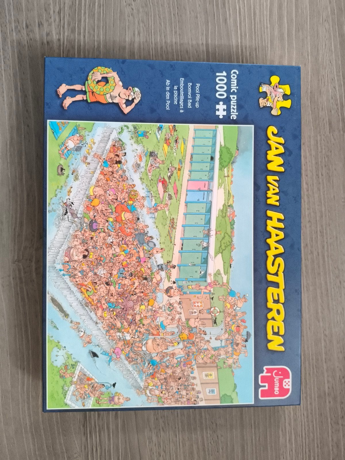 Jan Van Haasteren - Piscine bondée, Hobby & Loisirs créatifs, Sport cérébral & Puzzles, Enlèvement ou Envoi, 500 à 1500 pièces