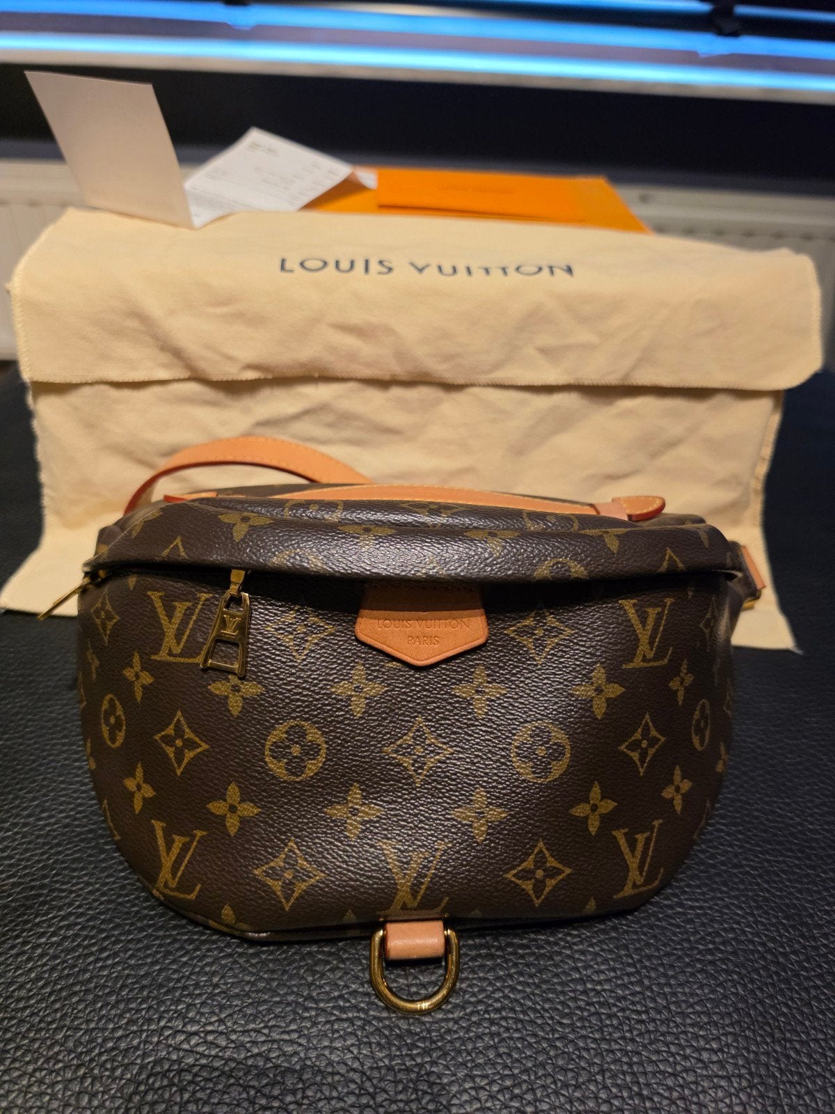 Louis Vuitton monogram bumbag, Handtassen en Accessoires, Tassen | Schoudertassen, Bruin, Zo goed als nieuw, Leer, Ophalen