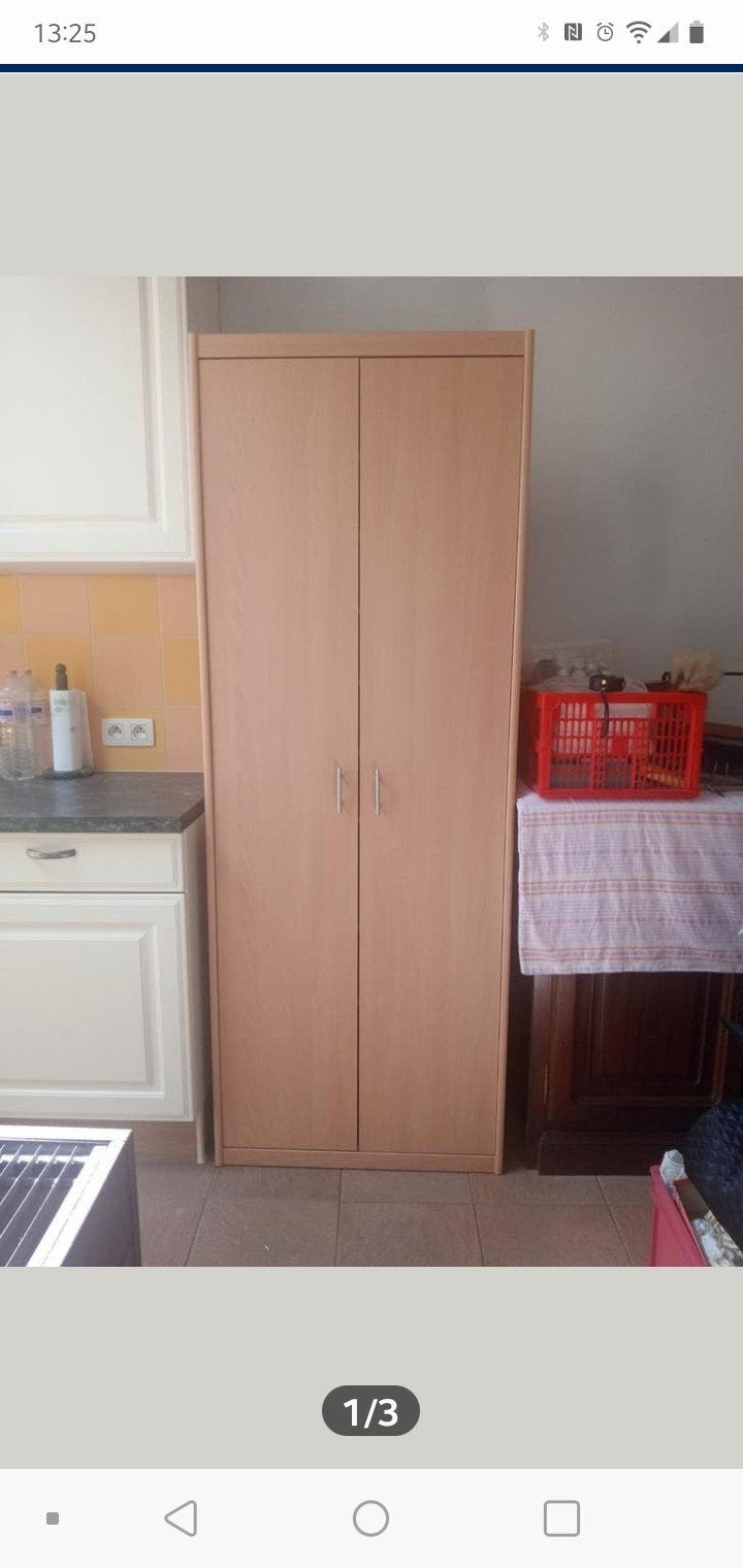 Cette armoire haute est parfaite pour un espace de rangement, Enlèvement