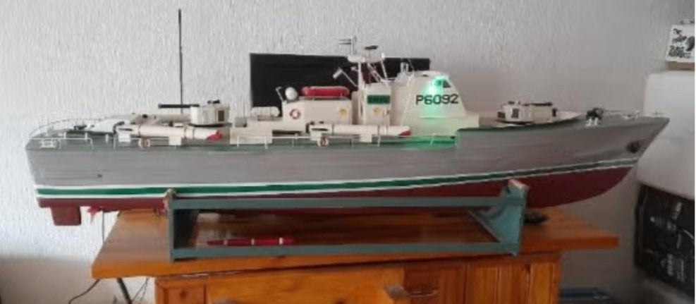 Pracht grote RC  P-6092 DACHS Torpedo Snellboot., Hobby en Vrije tijd, Ophalen, Zo goed als nieuw, 1:32 tot 1:50, Overige merken