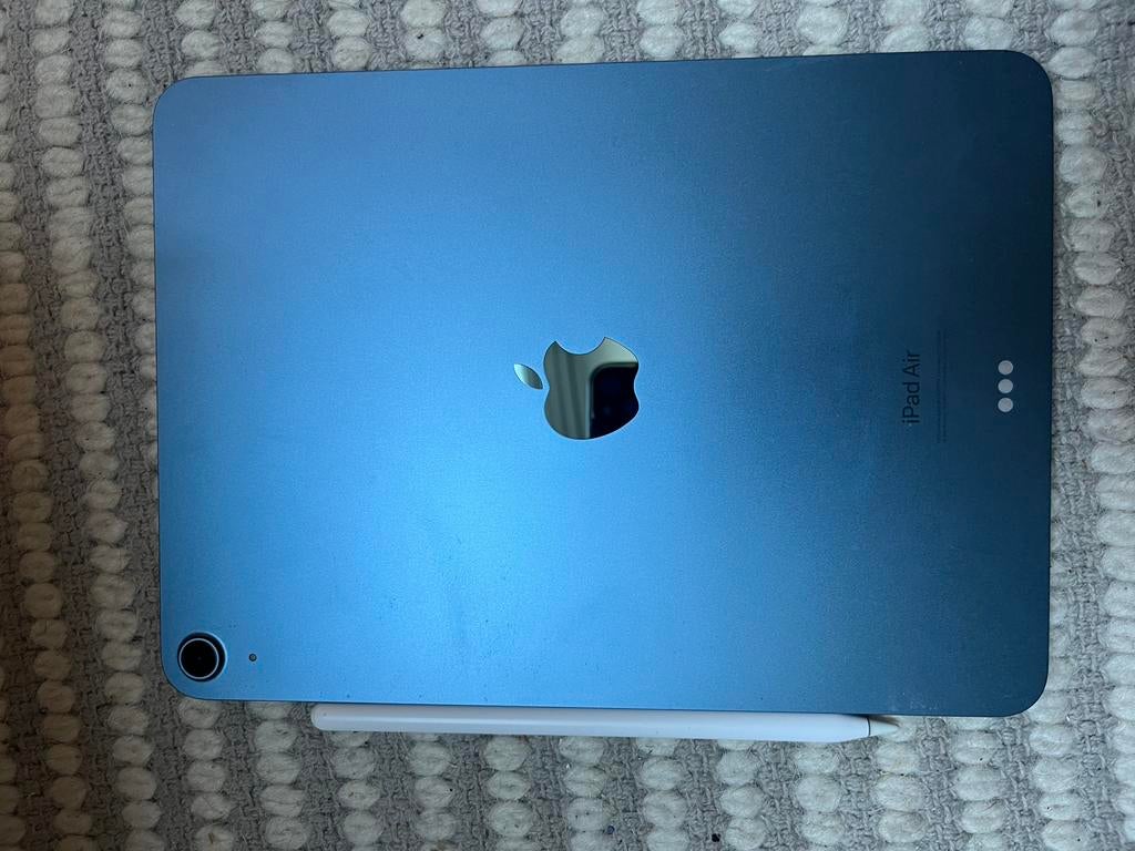 iPad Air 5 — Bleu — 64 Go + Apple Pencil 2, Informatique & Logiciels, Apple iPad Tablettes, Enlèvement, Comme neuf, Bleu, Wi-Fi