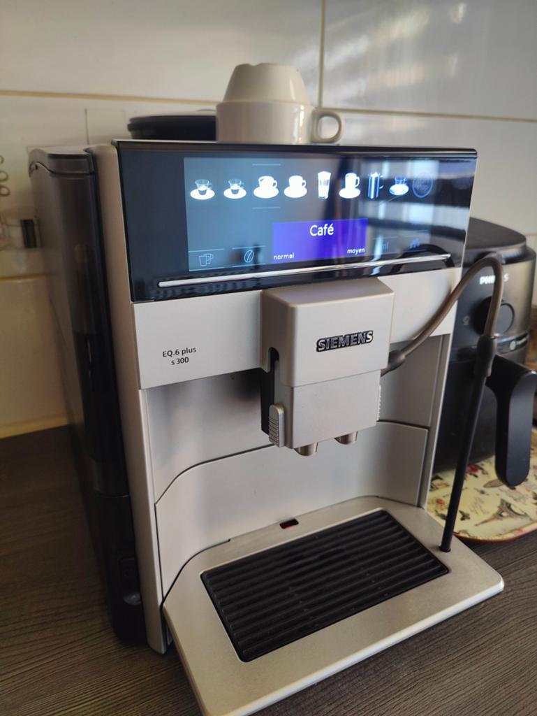 Siemens EQ 6 Plus S300 avec boîte et sa boîte d'entretien, Electroménager, Enlèvement