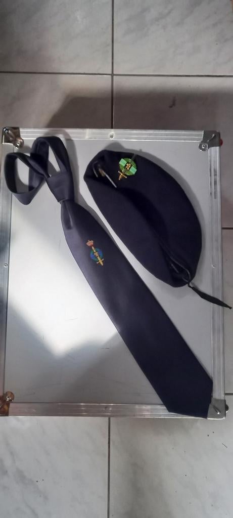 Set met baret en stropdas, Verzamelen, Ophalen of Verzenden