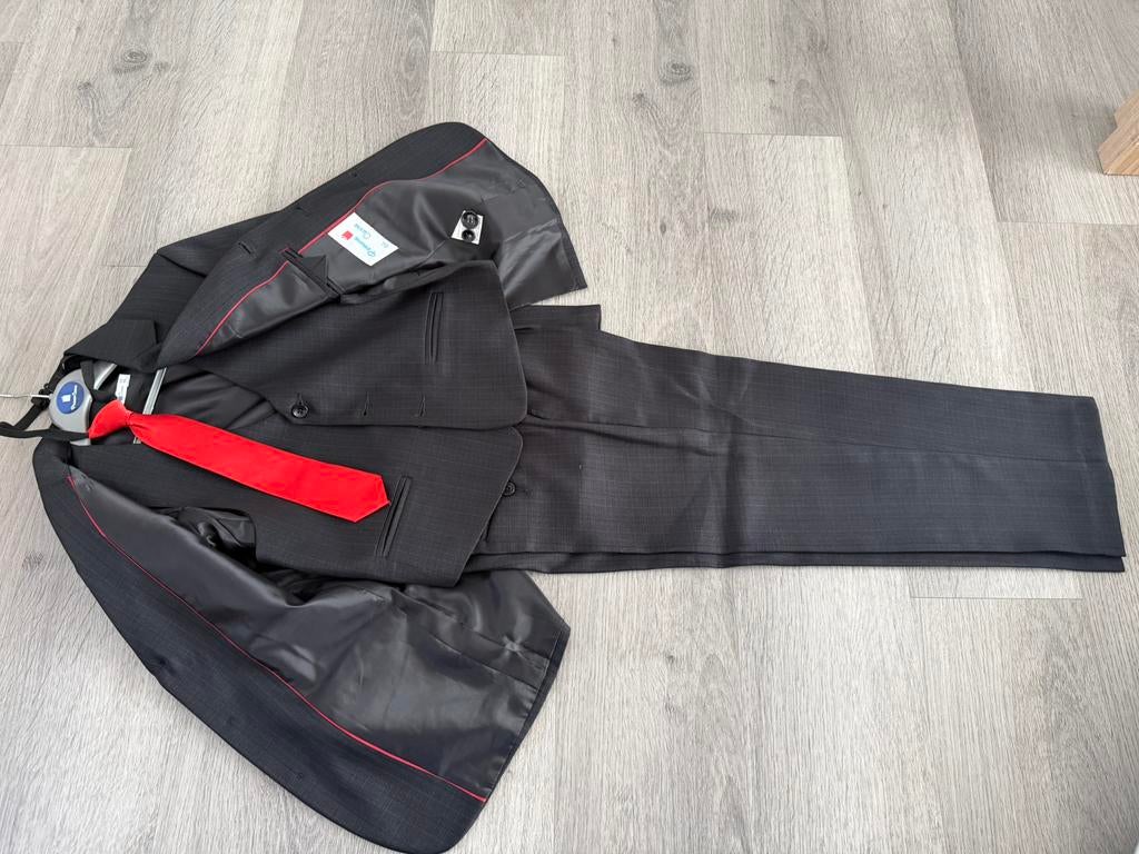 Costume pour  enfant 8 ans avec 4 pieces, Enfants & Bébés, Enlèvement, Comme neuf, Garçon, Pantalon
