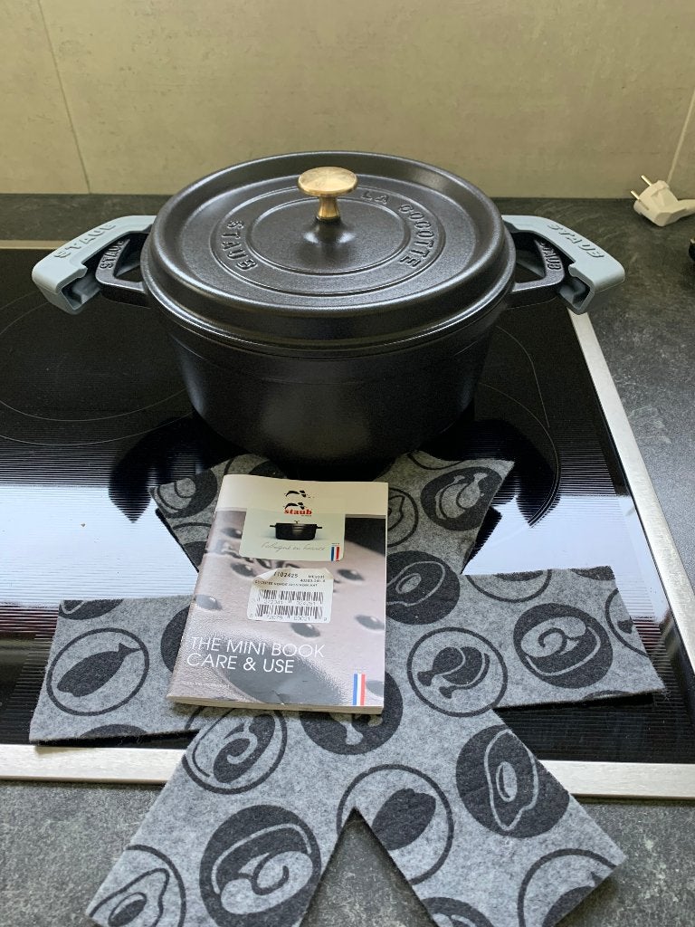 Nieuw STAUB-pan nr. 24!, Huis en Inrichting, Keuken | Potten en Pannen, Gietijzer, Met deksel, Ophalen of Verzenden, Zo goed als nieuw
