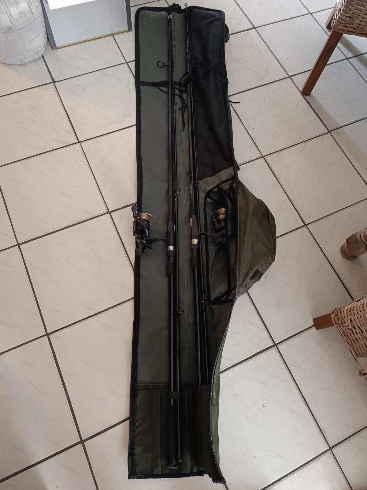 Lot de 2 cannes à pêche  Carp Max avec housse, Sports nautiques & Bateaux, Pêche à la ligne | Carpes, Enlèvement, Comme neuf, Moulinet