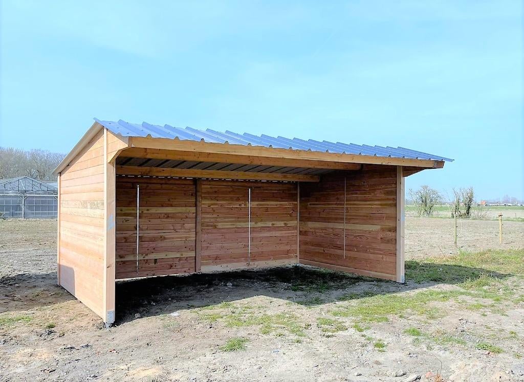 Abri de 4 x 6 m en planches de bois de Douglas massif, Mise à l'étable, 2 ou 3 chevaux ou poneys