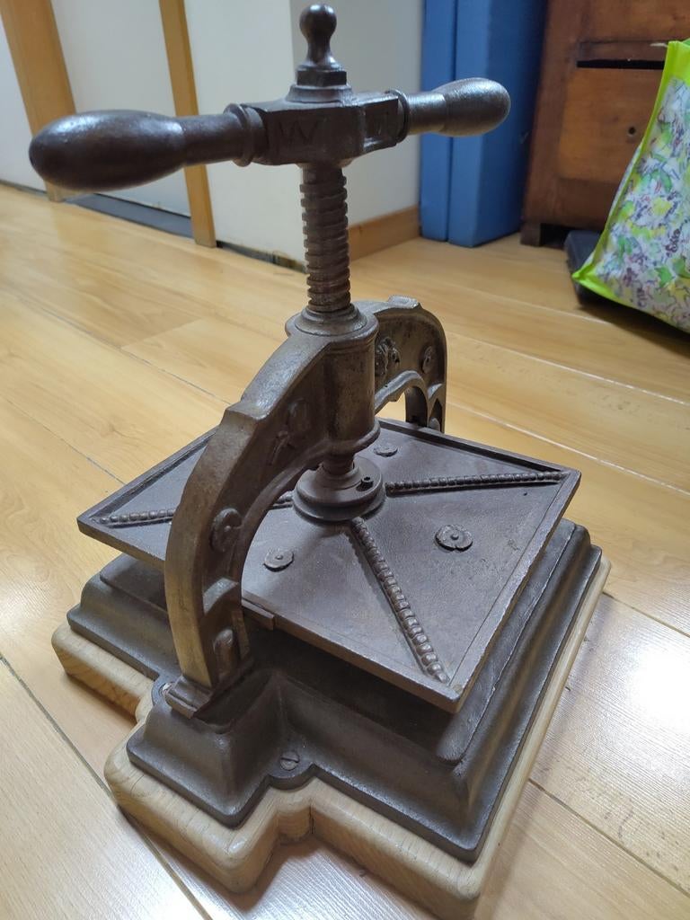 Presse de notaire ancienne.