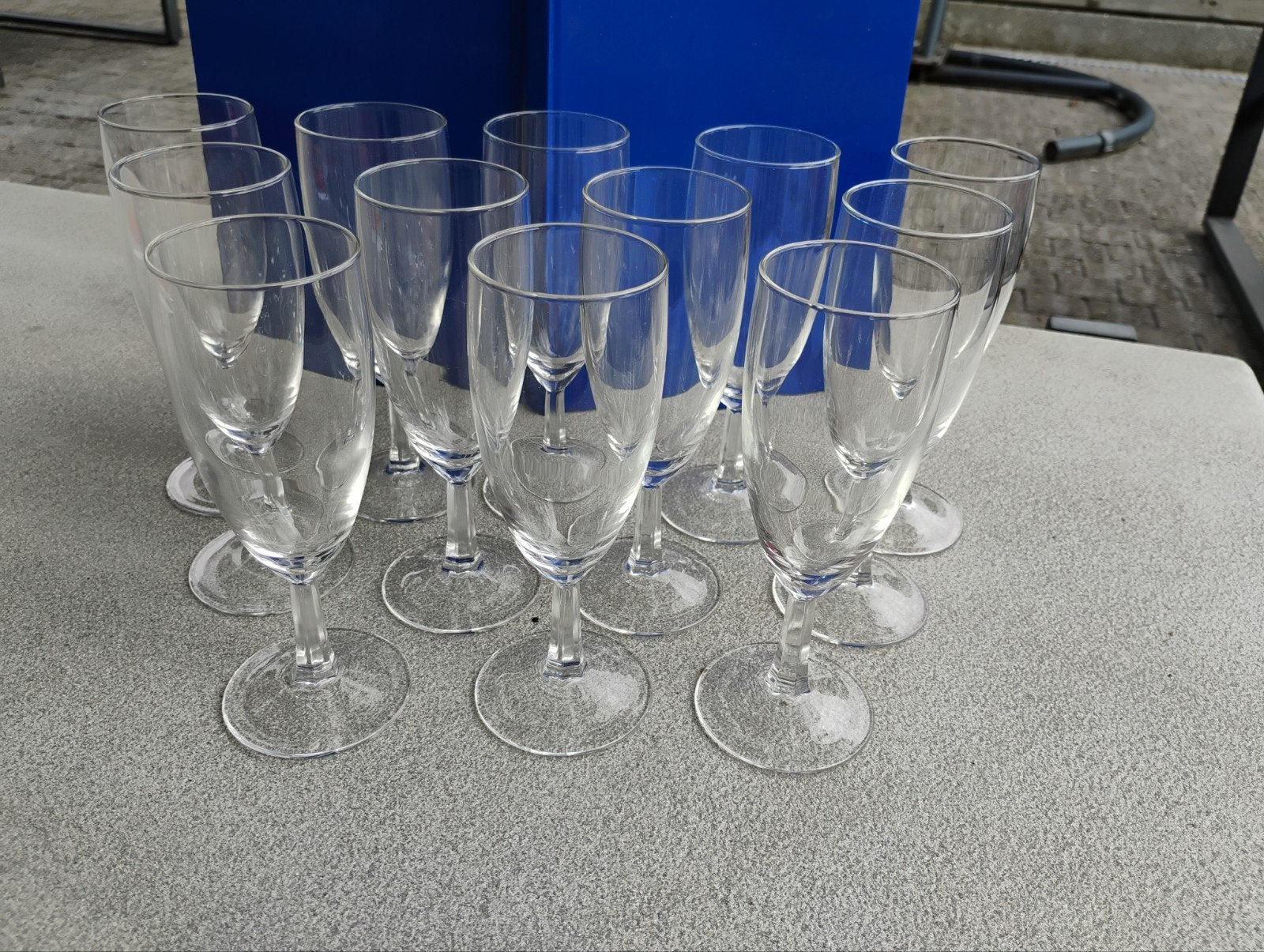 Cava glazen, Ophalen