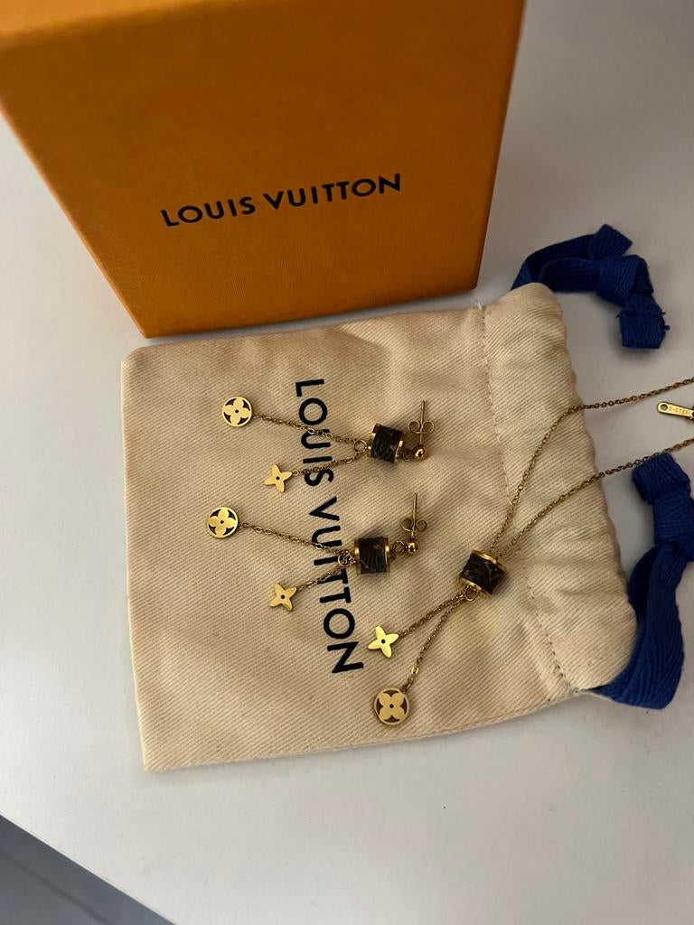 Ensemble boucles d'oreilles et colliers Louis Vuitton, Envoi, Comme neuf