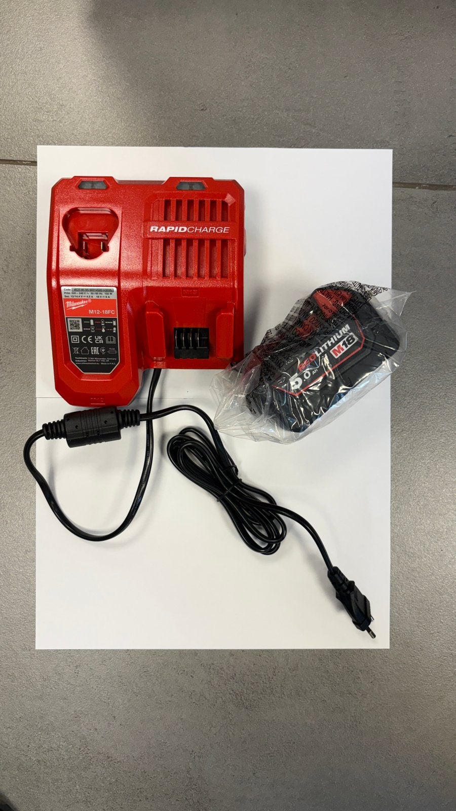 MILWAUKEE M18 chargeur + batterie 5,0 Ah, Enlèvement ou Envoi, Neuf