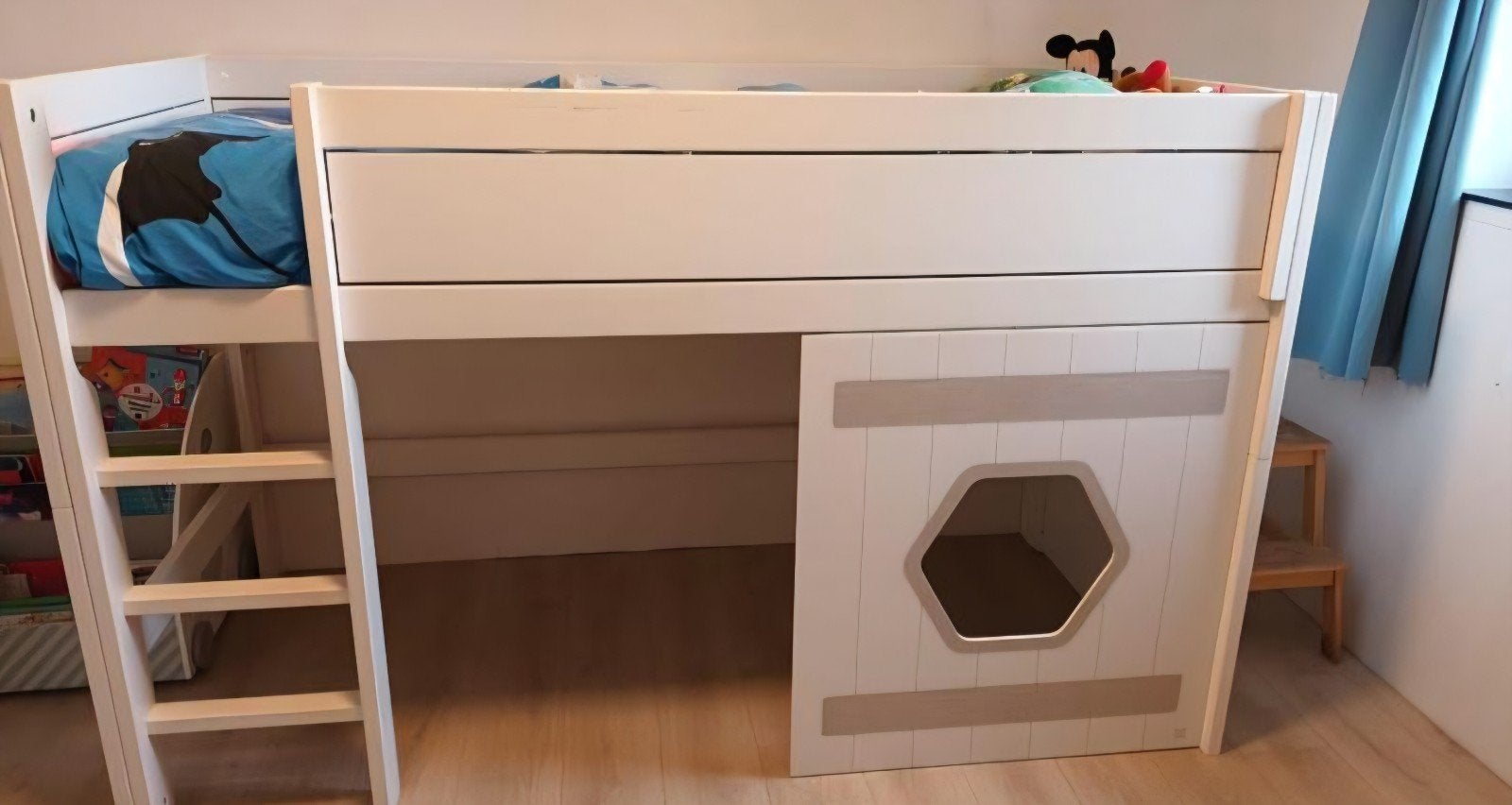 Houten half hoogslaper met speelhuisje, Ophalen, Hoogslaper