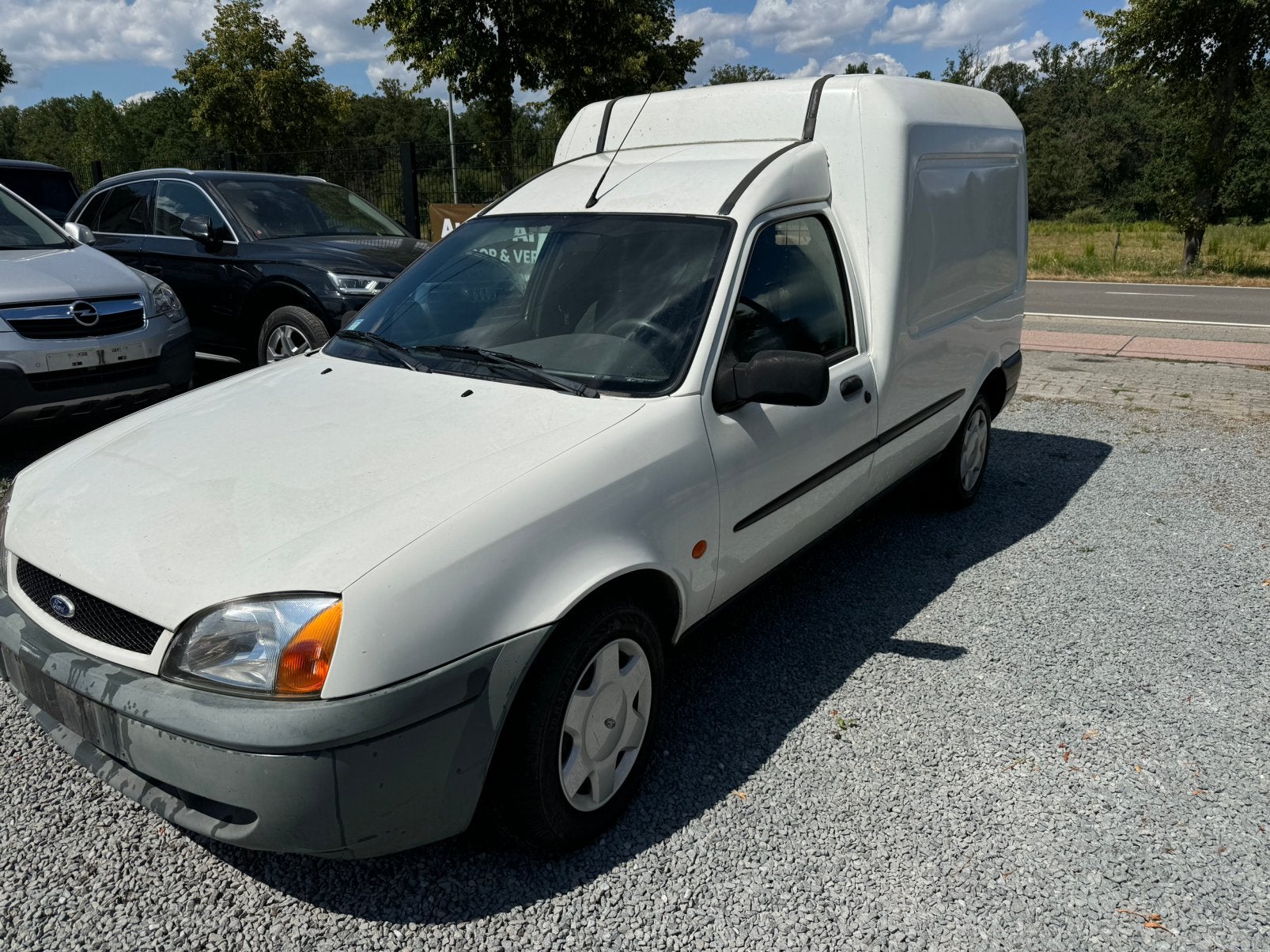 Ford Courier 1.6 diesel bj 2001 km 145.108 met keuring, Auto's, Airbags, Wit, Bedrijf, SUV of Terreinwagen