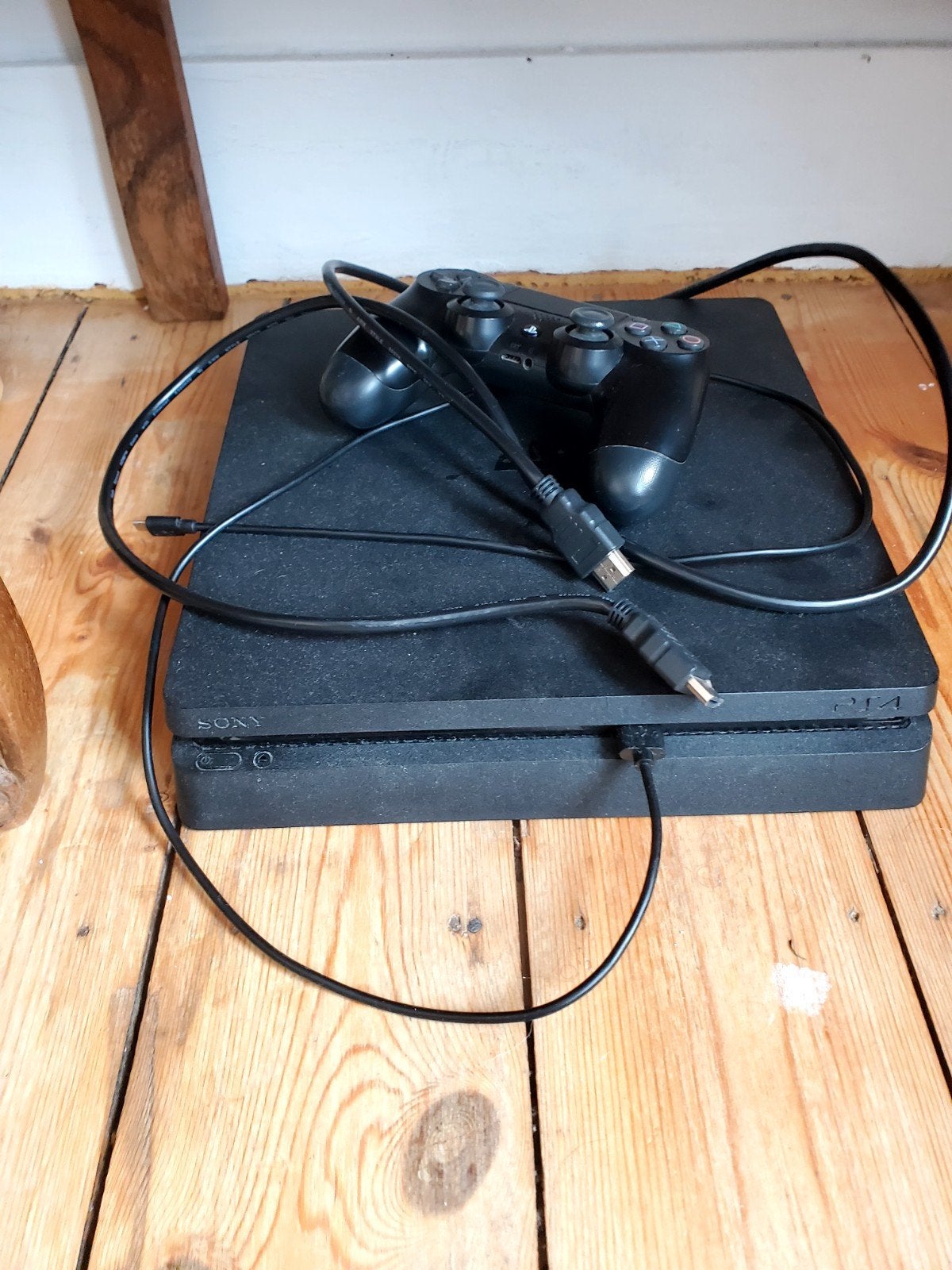 PS4 Slim 1To + TV Sharp 22" + 1 jeu, Avec 1 manette, Enlèvement, Utilisé, Avec jeux