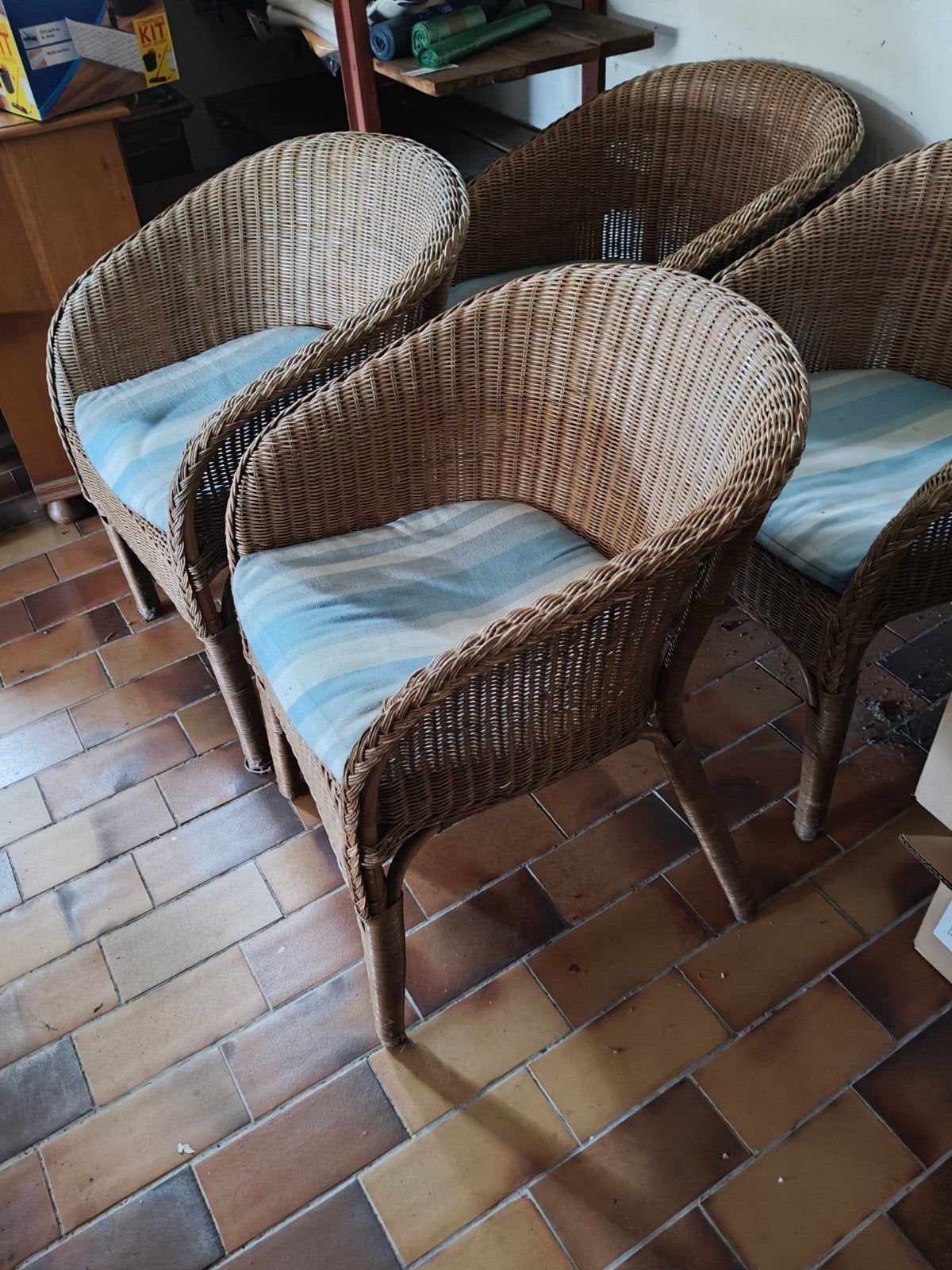 rieten stoelenset 10€ per stuk 30€ voor alle 4, Tuin en Terras, Ophalen, Gebruikt
