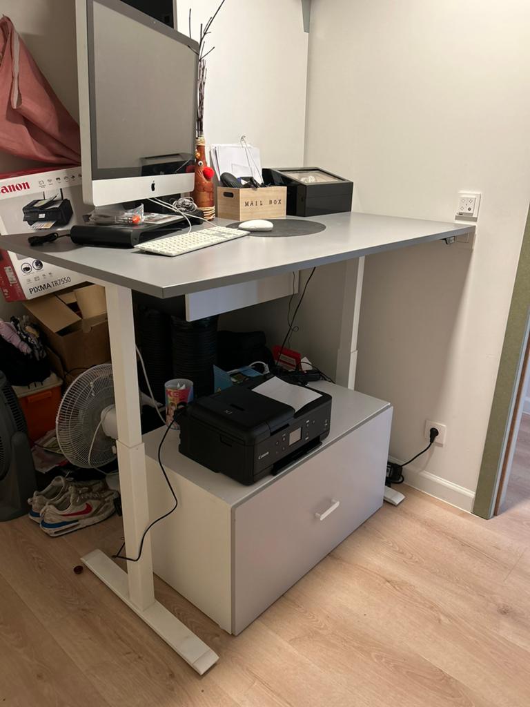 Elektrisch verstelbaar bureau NIEUWSTAAT wegens verhuis, Zo goed als nieuw, 40 tot 80 cm, Ophalen, Overige houtsoorten