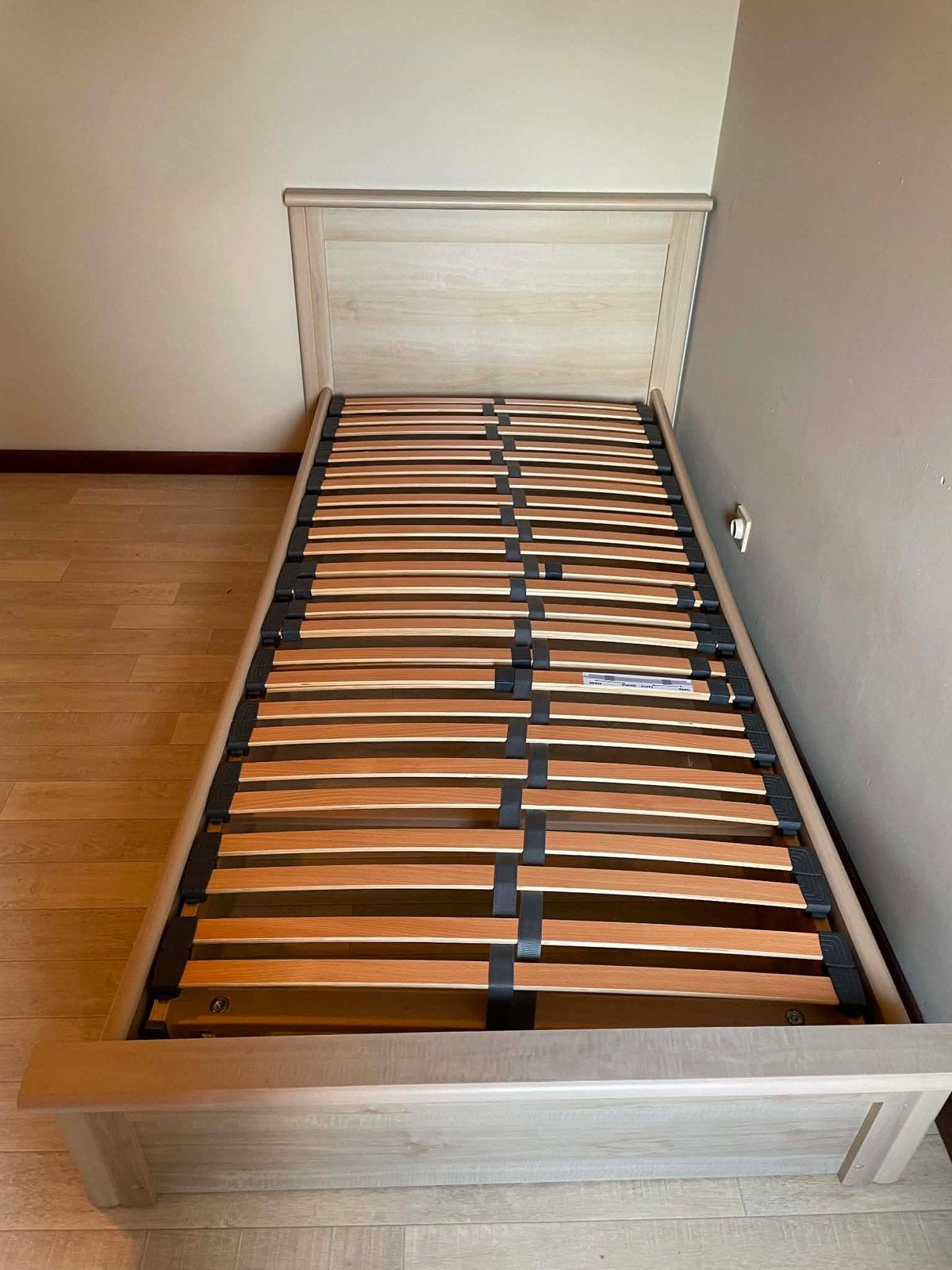 Chambre adulte complète (lit+sommier+table nuit+garde-robe), Enlèvement