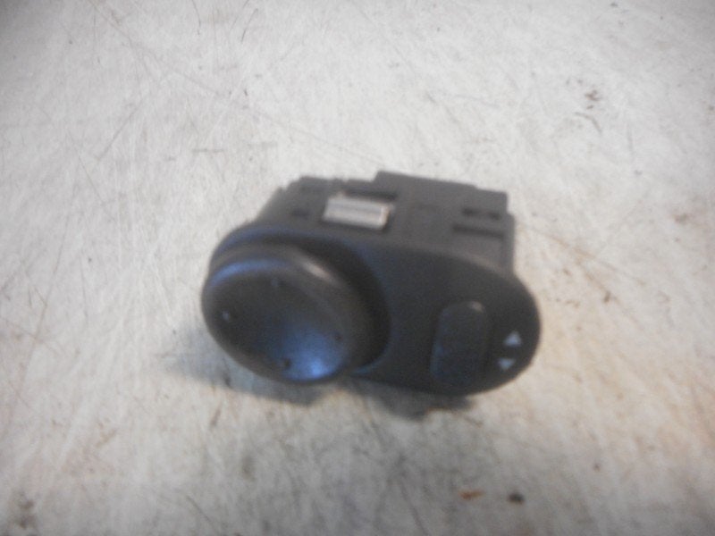 COMMUTATEUR RÉTROVISEURS Corsa C (F08 / 68) (09226861), Opel, Opel Automobile GmbH, Utilisé, Kontakt-opel@opel.com
