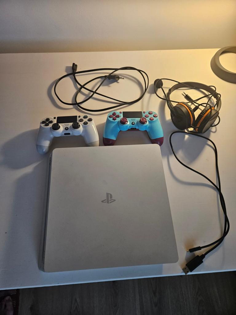Playstation 4 slim met 2 controllers en 2 spelletjes, Games en Spelcomputers, Ophalen, Met 2 controllers, Slim, 500 GB