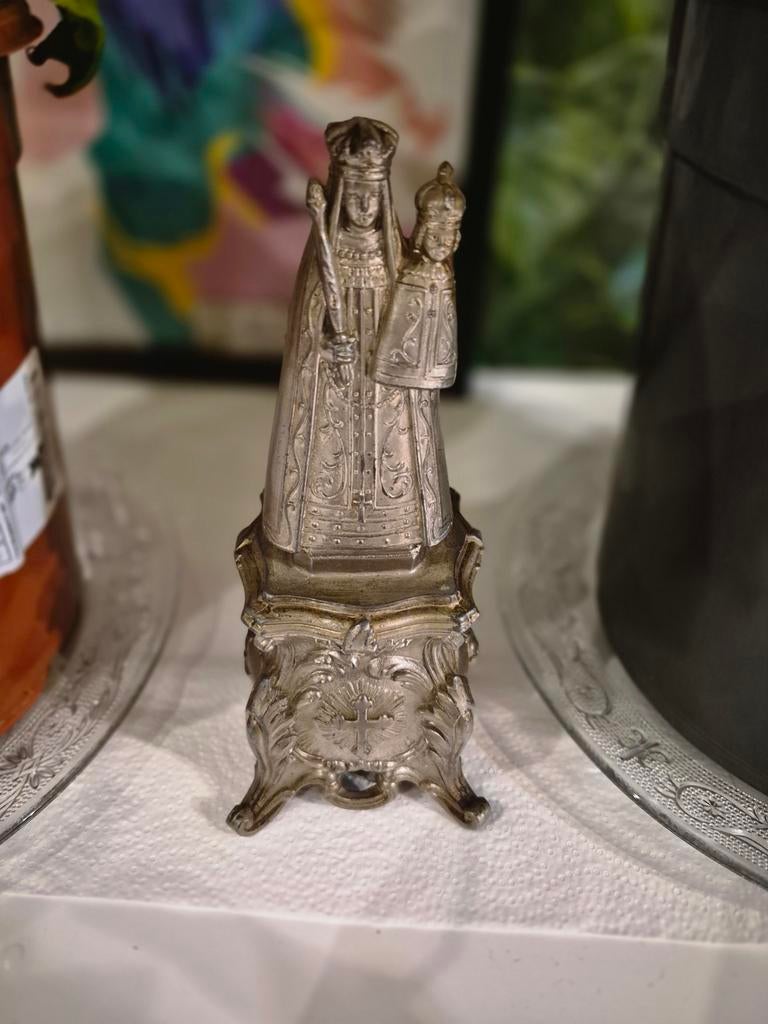 Oud beeldje uit tin, Ophalen