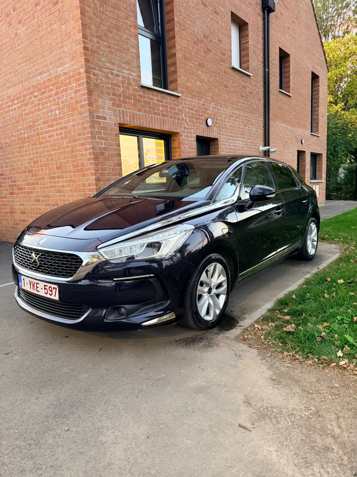 DS ds5 1.6 ehdi 120 so chic, Cuir, Achat, Boîte manuelle, Entretenue par le concessionnaire