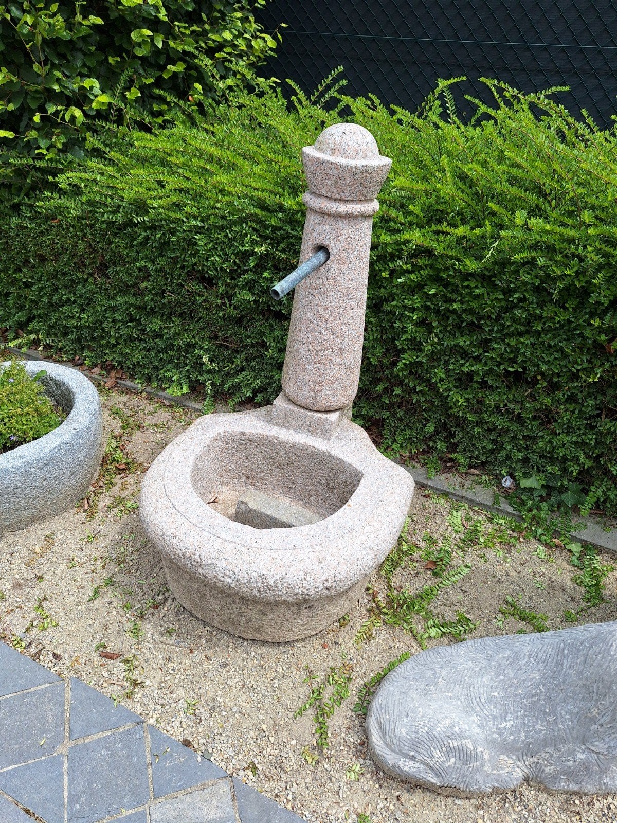 Granieten fontein, Ophalen, Fontein