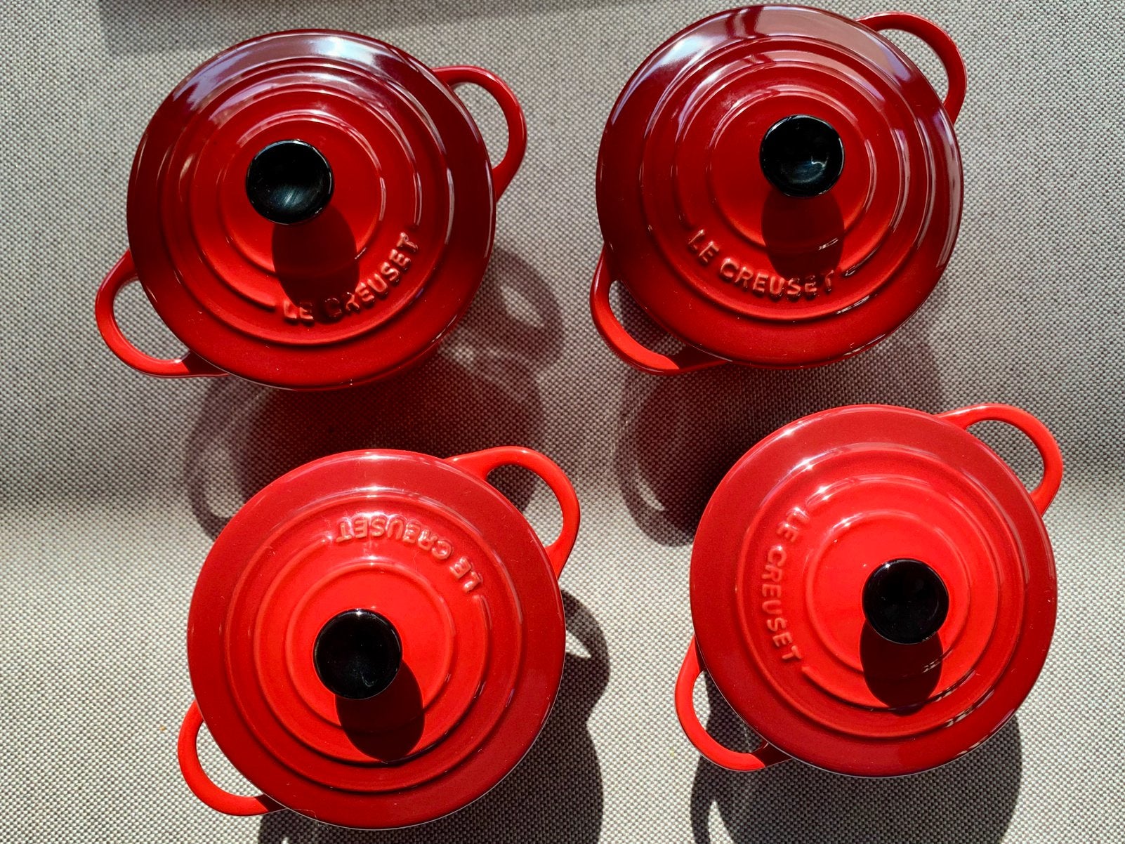 Le Creuset mini cocottes – set van 4 – Cerise (rood), Huis en Inrichting, Keuken | Potten en Pannen, Zo goed als nieuw, Steen/keramiek