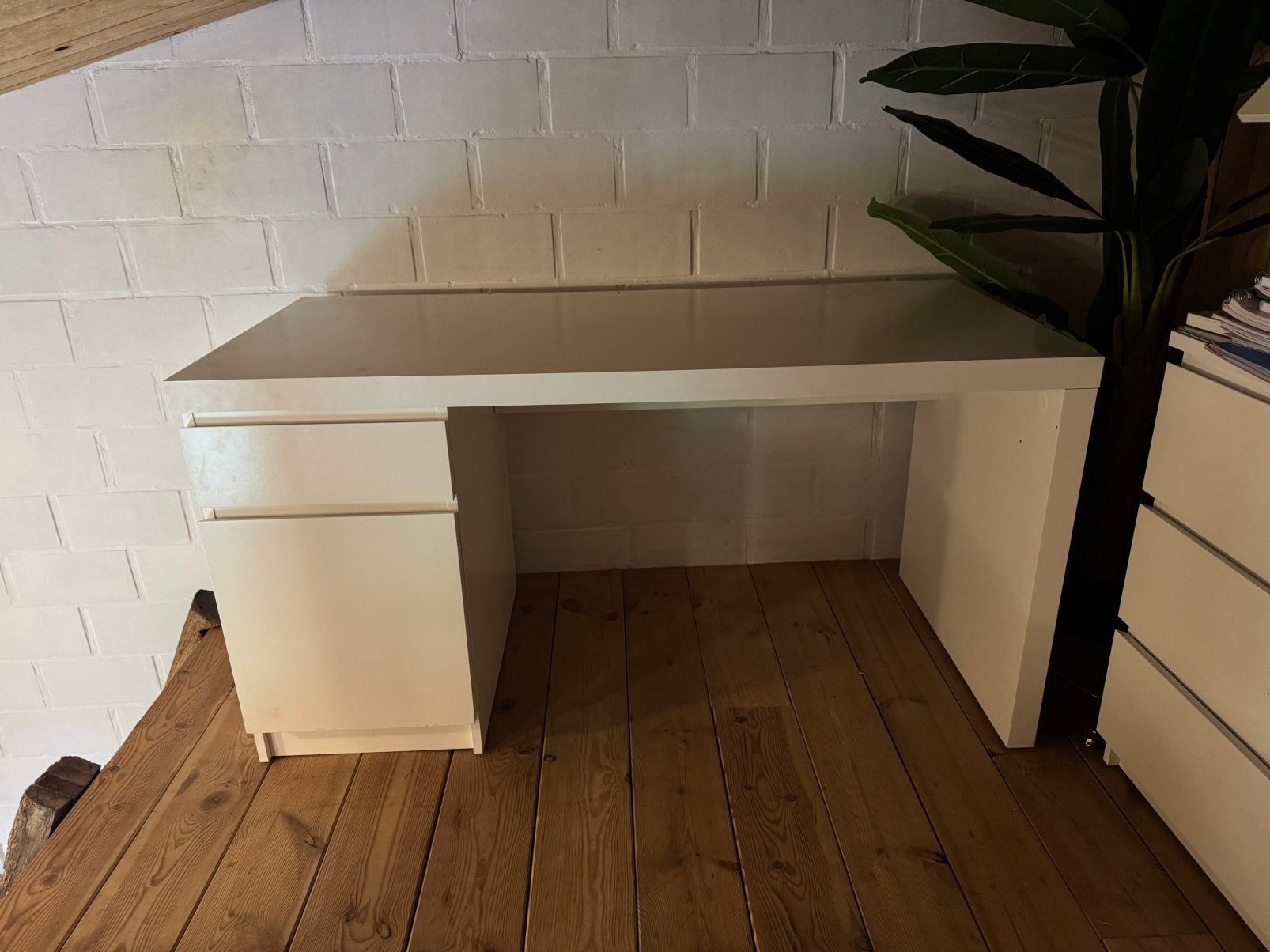 Witte MALM bureau, Huis en Inrichting, Ophalen, Zo goed als nieuw