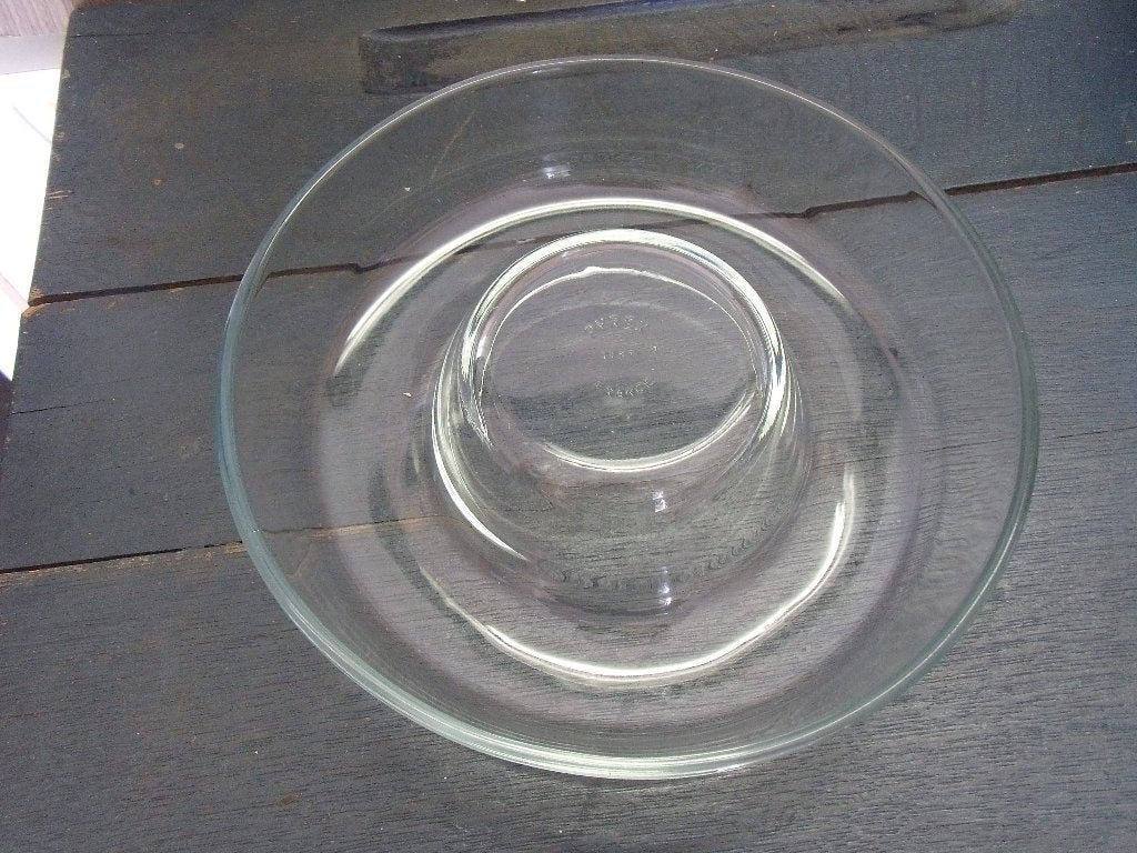 moule à gateaux couronne vintage en pyrex 22 cm, Enlèvement, Comme neuf, Gâteaux et Tartes, Moule