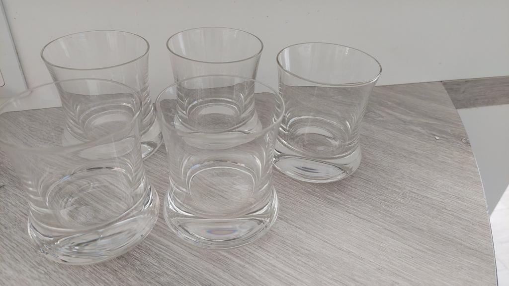 Verres à liqueur, Enlèvement