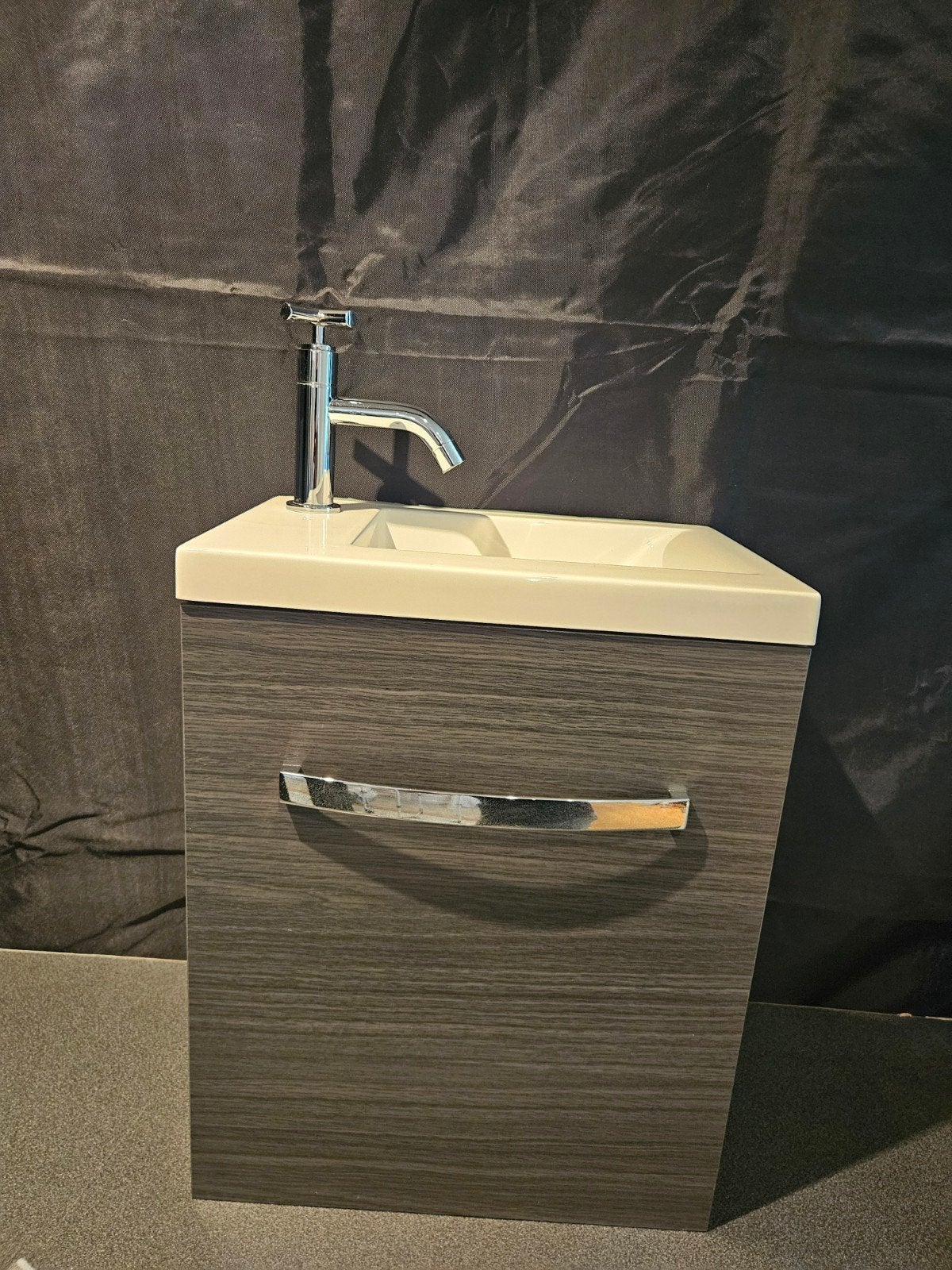 Lavabo-wastafel-wasbak kastje met kraan, Ophalen