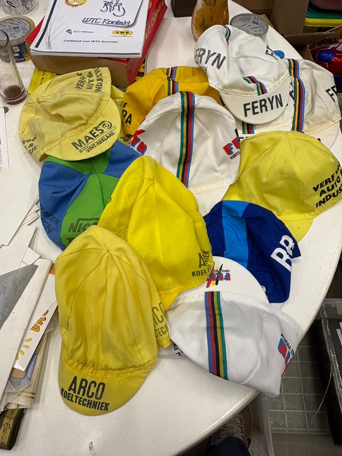 Vintage wielrennen spullen petjes helm en tijdschrit, Ophalen of Verzenden, Zo goed als nieuw