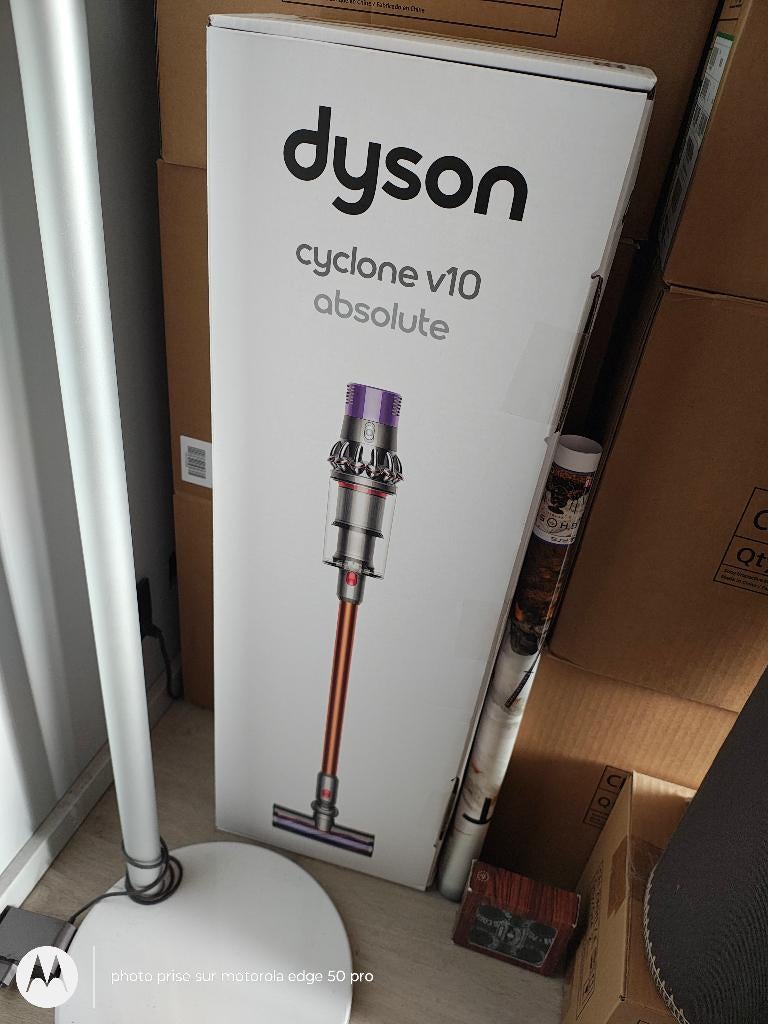 Aspirateur balai Dyson V10 Absolute cyclone neuf, Electroménager, Enlèvement ou Envoi, Neuf