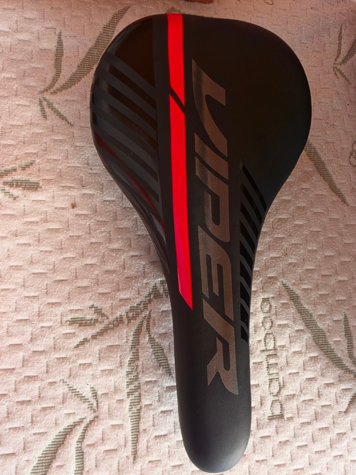 Viper sportief fietszadel zwart/rood, Vélos & Vélomoteurs, Accessoires vélo | Autres Accessoires de vélo, Neuf, Enlèvement ou Envoi