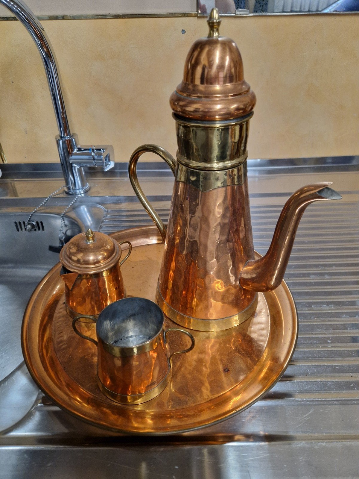 Antieke kannetjes in koper met schaal, Ophalen