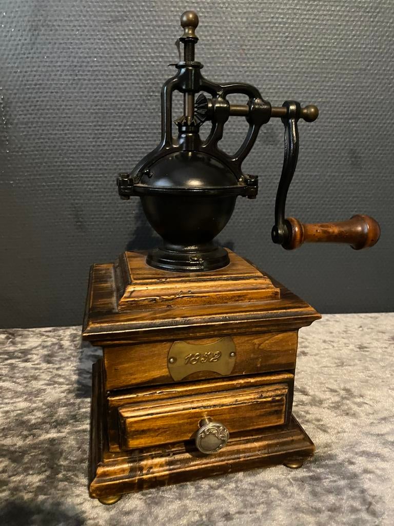 Grote antieke vintage koffiemolen, Ophalen