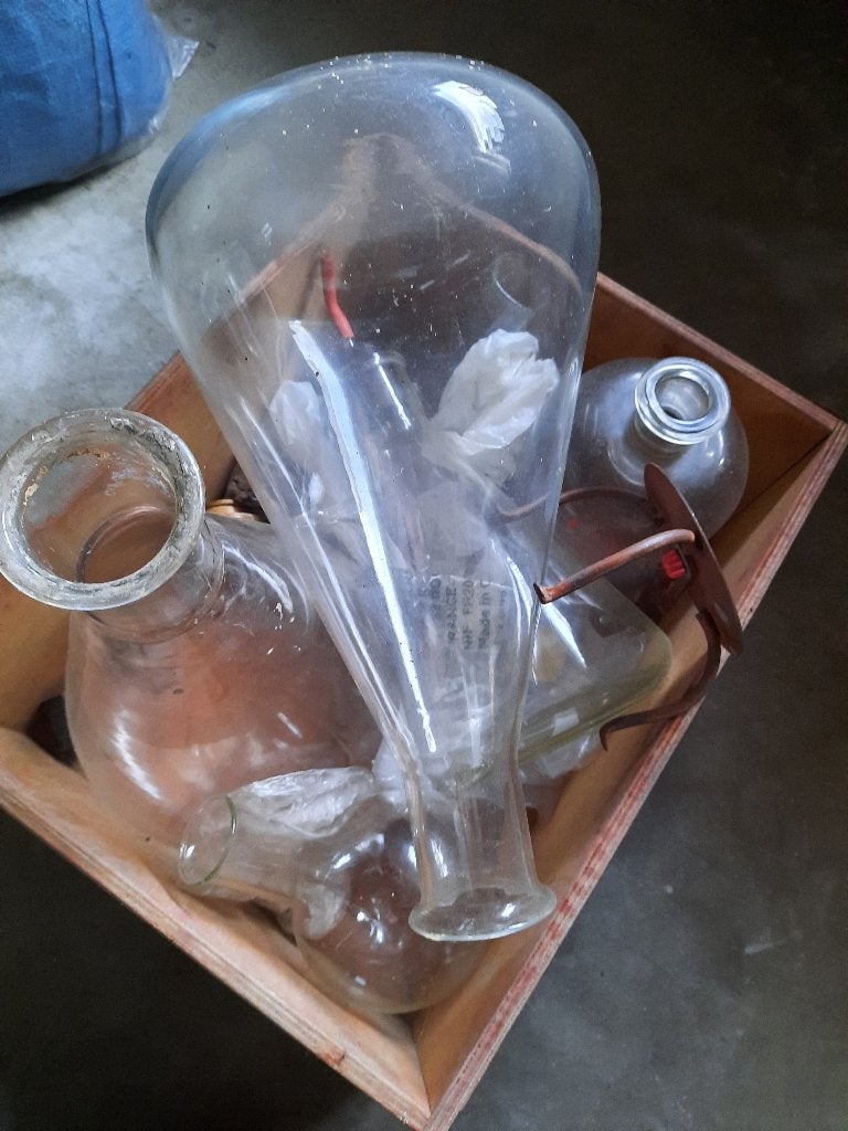 Ensemble de fioles et flacons de laboratoire, Enlèvement