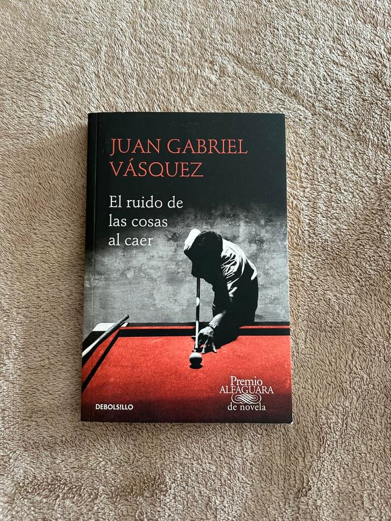 El ruido de las cosas al caer - Juan Gabriel Vásquez, Boeken, Taal | Spaans, Ophalen of Verzenden, Zo goed als nieuw