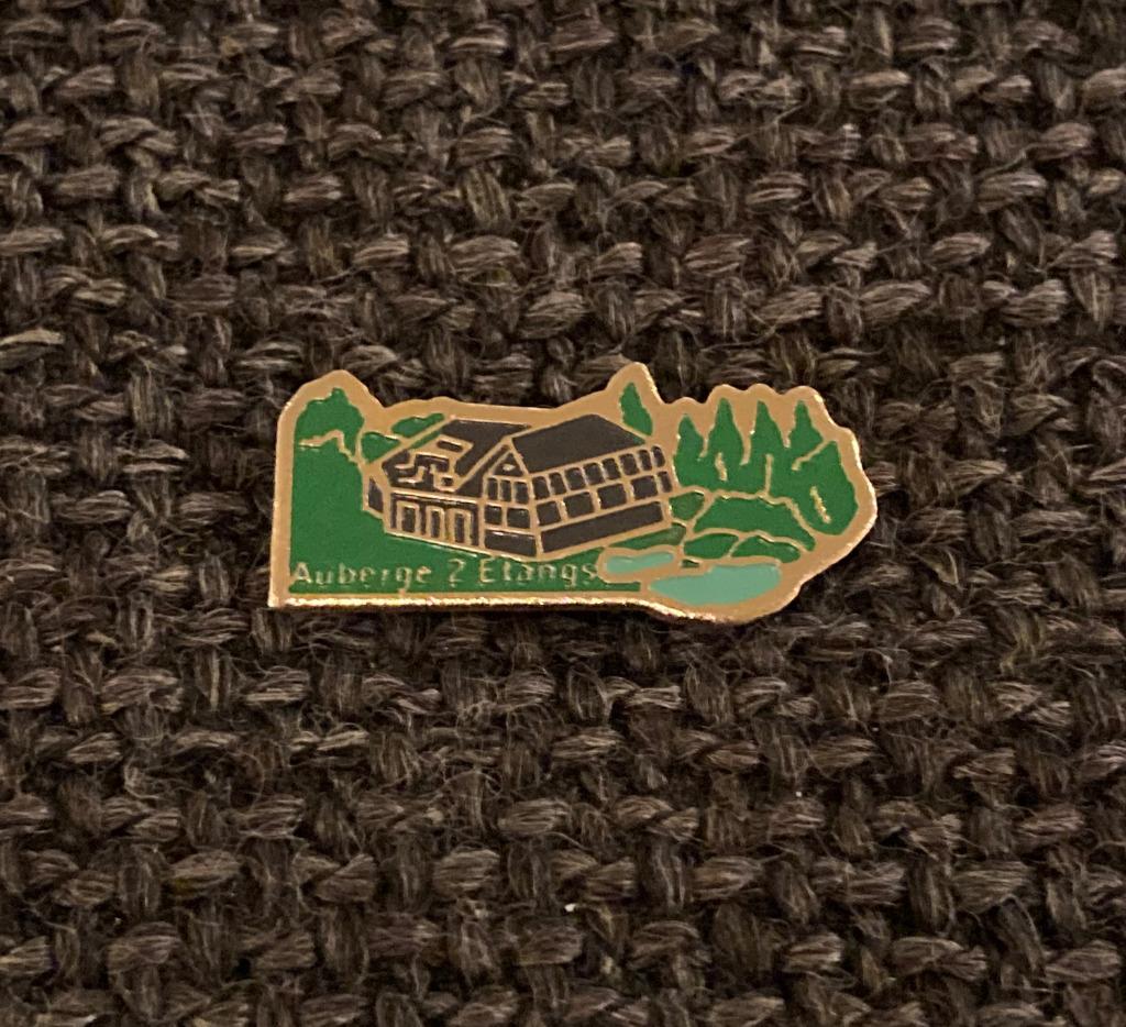 PIN - AUBERGE DES 2 ETANGS - GERARDMER - FRANCE - FRANKRIJK, Envoi, Utilisé, Ville ou Campagne, Insigne ou Pin's