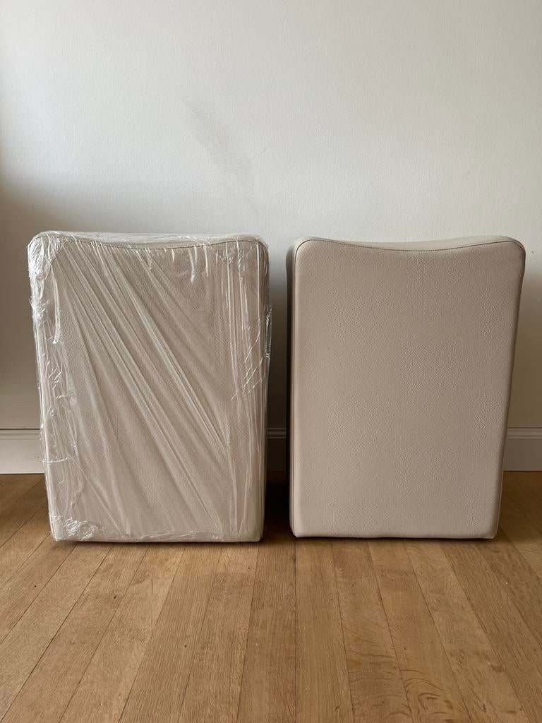Deux poufs en cuir beige en parfait état, Enlèvement, Comme neuf