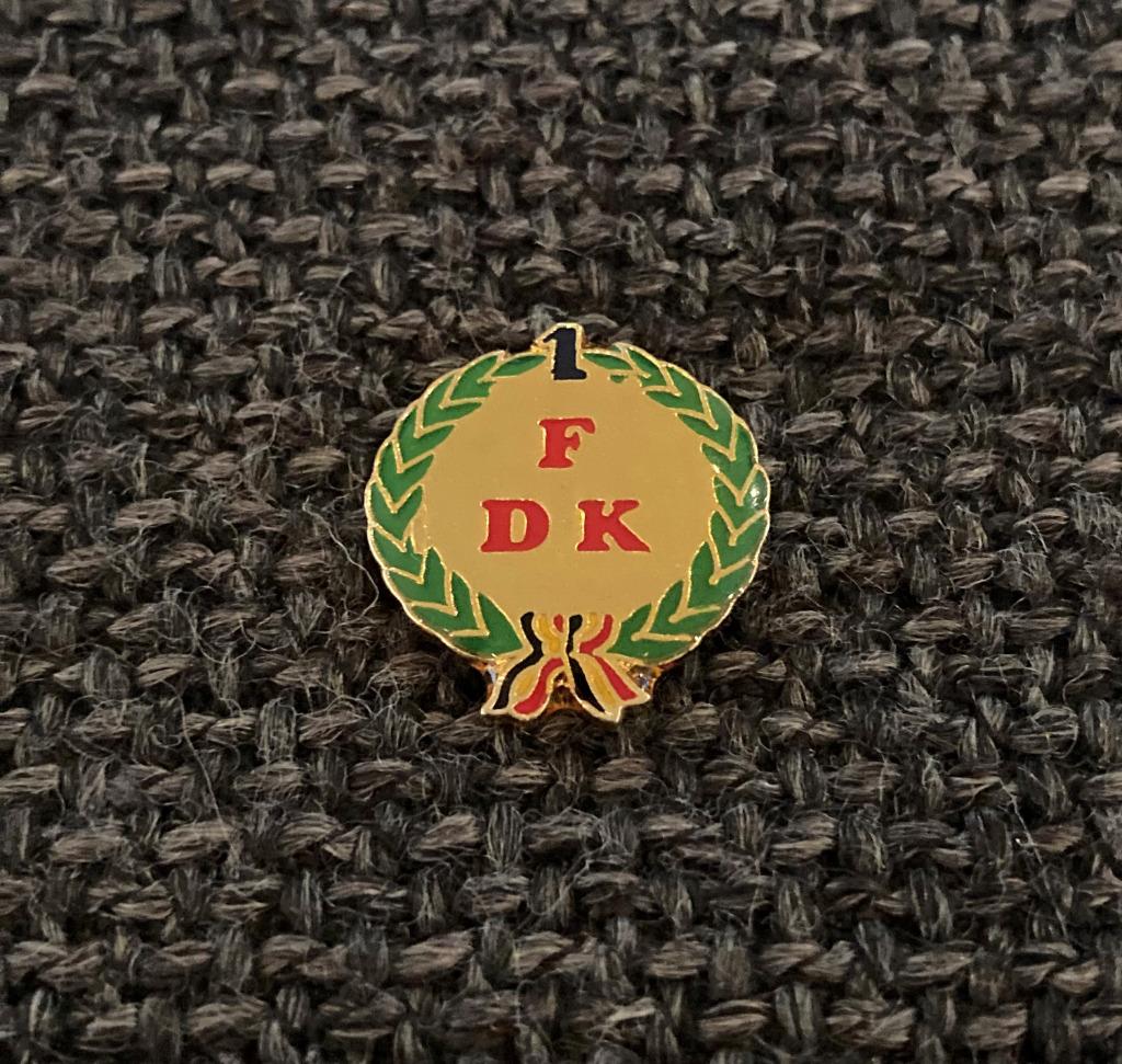 PIN - 1 - FDK - BELGIË - BELGIQUE, Envoi, Utilisé, Autres sujets/thèmes, Insigne ou Pin's