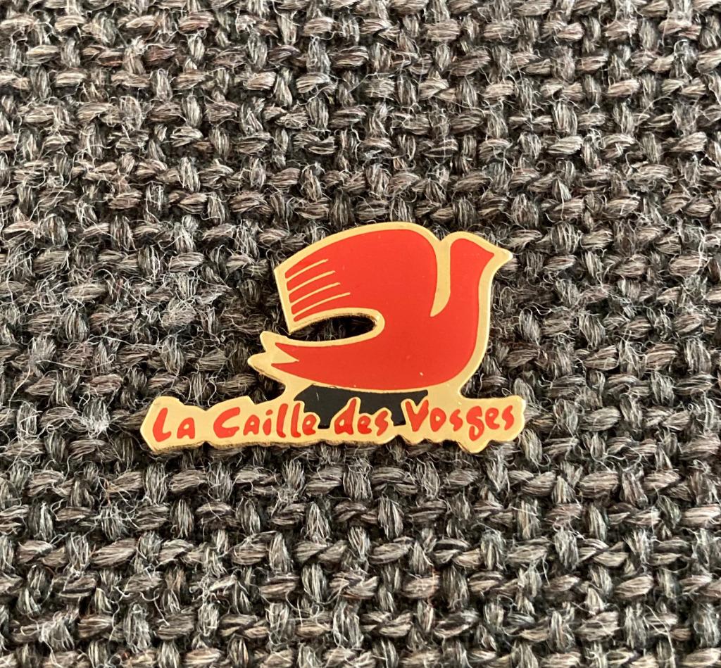 PIN - LA CAILLE DES VOSGES - KWARTEL, Envoi, Utilisé, Marque, Insigne ou Pin's