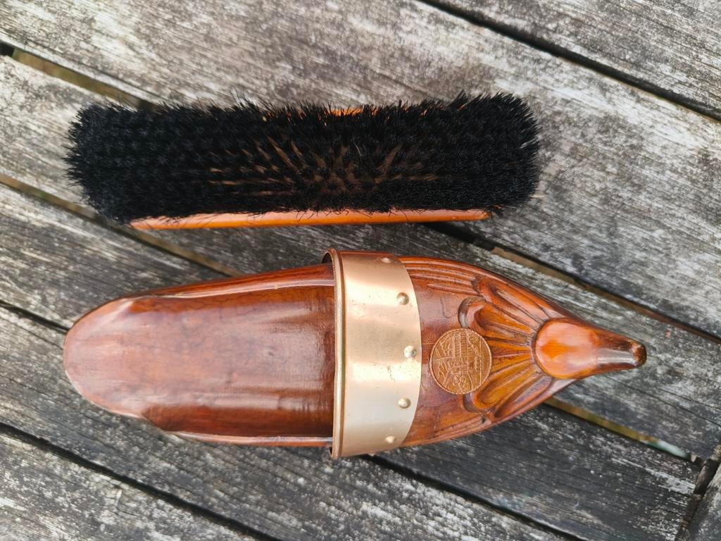 Houten klompje met kledingborstel, Ophalen of Verzenden