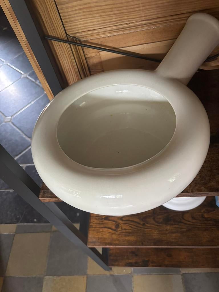 Oude mannelijke pispot, Ophalen