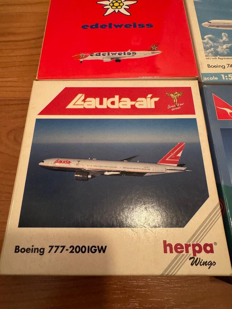 Lauda-Air - Boeing 777-200 - Herpa Wings, Autres marques, Enlèvement ou Envoi, 1:200 ou moins, Comme neuf